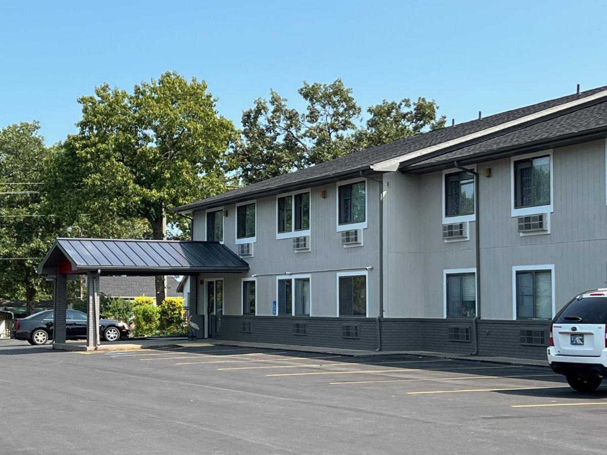 Grove Hilltop Inn & Suites מראה חיצוני תמונה