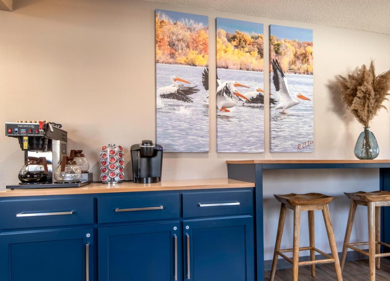 Grove Hilltop Inn & Suites מראה חיצוני תמונה