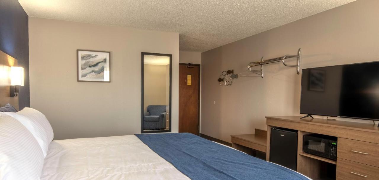 Grove Hilltop Inn & Suites מראה חיצוני תמונה