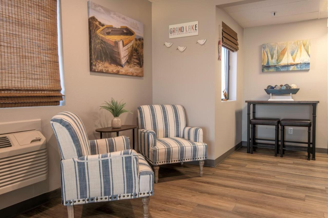 Grove Hilltop Inn & Suites מראה חיצוני תמונה