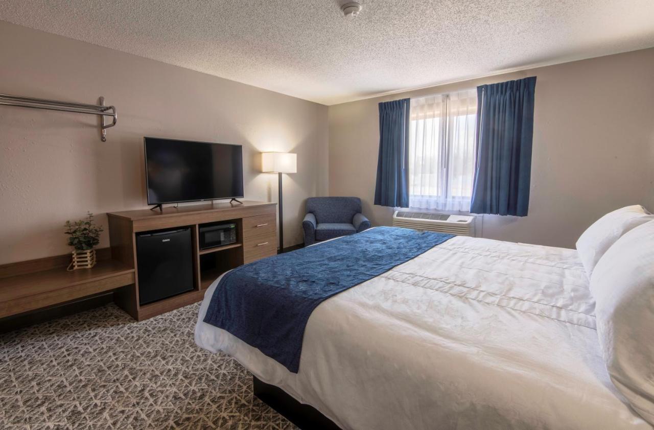 Grove Hilltop Inn & Suites מראה חיצוני תמונה
