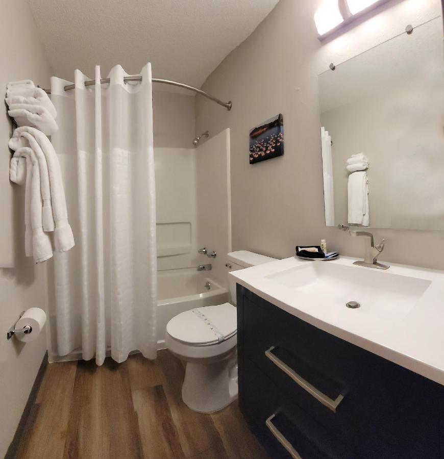 Grove Hilltop Inn & Suites מראה חיצוני תמונה