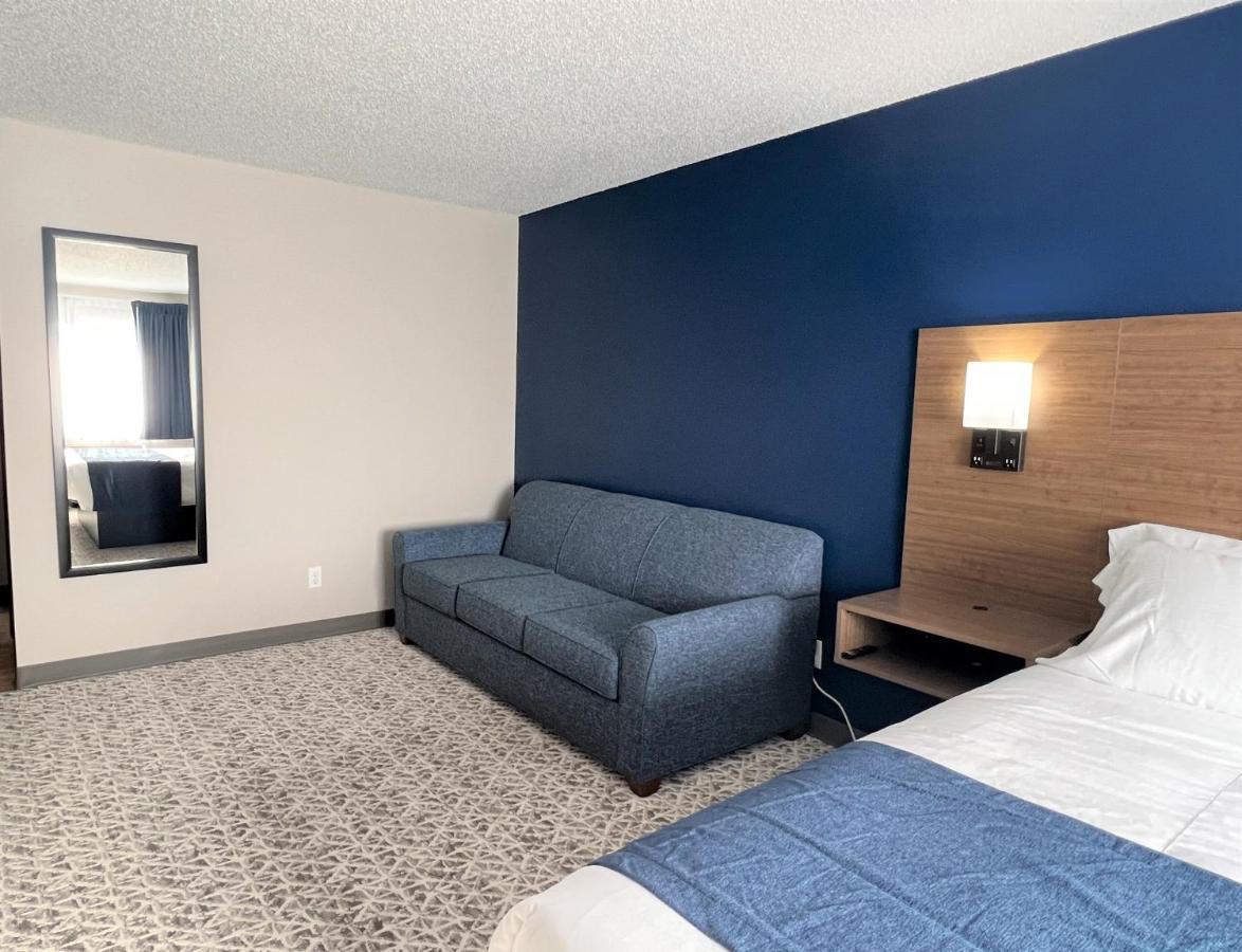 Grove Hilltop Inn & Suites מראה חיצוני תמונה