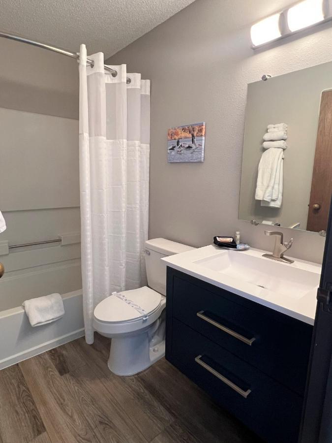 Grove Hilltop Inn & Suites מראה חיצוני תמונה