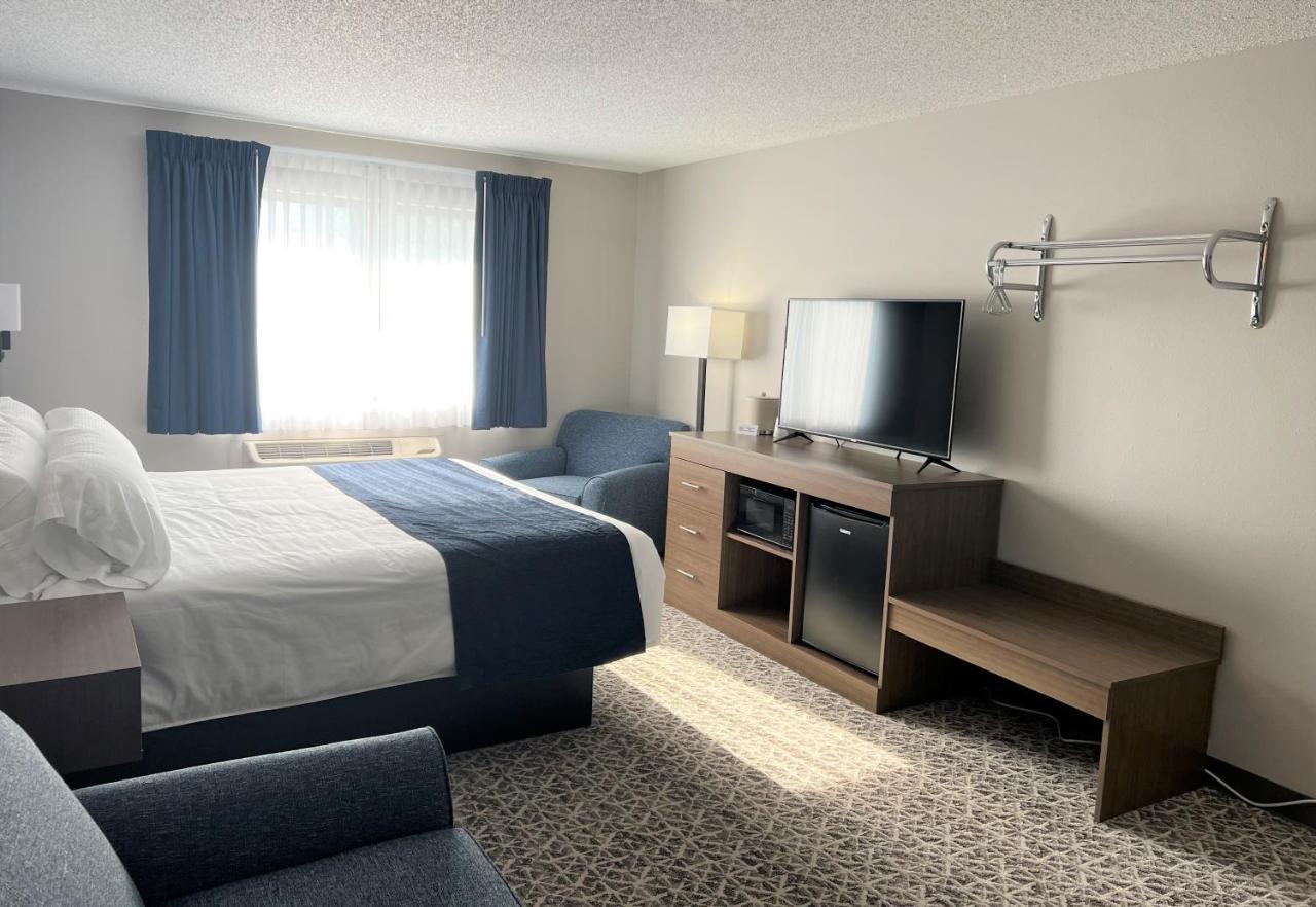 Grove Hilltop Inn & Suites מראה חיצוני תמונה