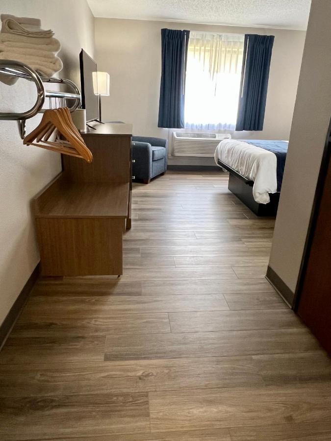 Grove Hilltop Inn & Suites מראה חיצוני תמונה