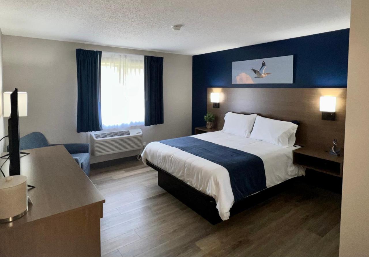 Grove Hilltop Inn & Suites מראה חיצוני תמונה