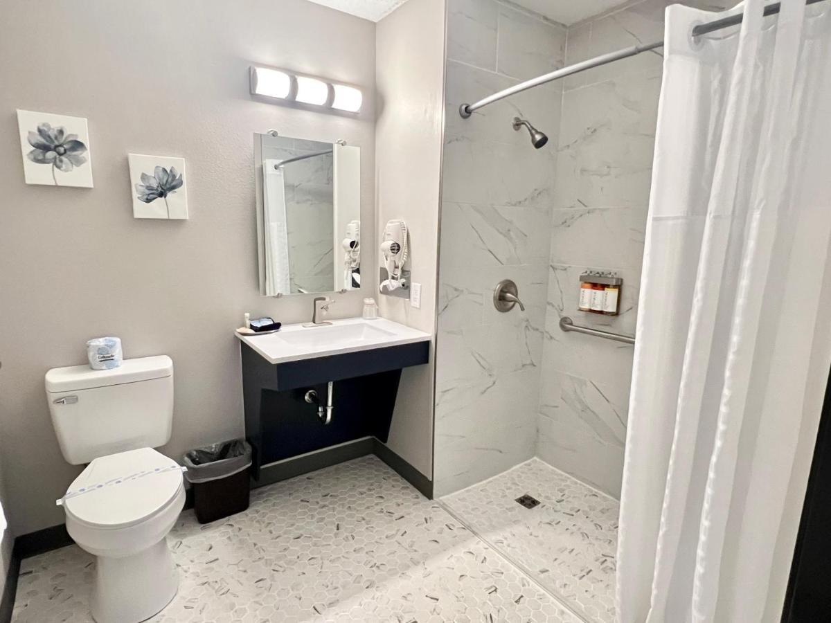 Grove Hilltop Inn & Suites מראה חיצוני תמונה