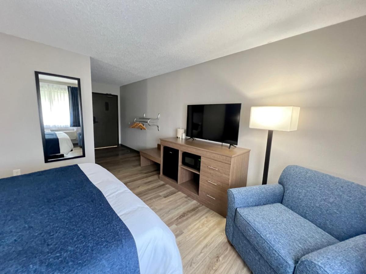 Grove Hilltop Inn & Suites מראה חיצוני תמונה